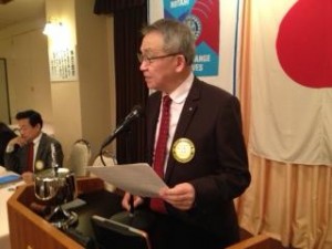 坂口社会奉仕委員長が、上期に行った社会奉仕に関し、報告し、下期邸を発表