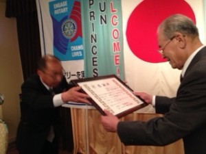 吹越会長へ、小樽市から幟贈呈に関し、感謝状を授与。