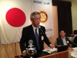 福島ゴルフ同好会会長がポリオ茶のティーゴルフの結果、募金額を報告