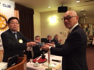 米山奨学初の表彰を受ける、松浦会員
