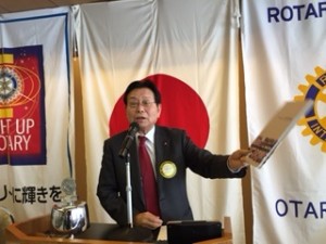 加藤会長による会長報告で、先般開催された、当クラブ55周年記念式典、懇親会のフォトブックを、会員に回覧願う。