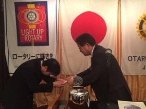 本クラブから小樽商大国際交流事業に対する寄付金10万円を穴沢先生に、加藤会長より手渡す。