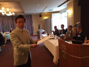 次年度地区役員の委嘱状を加藤会長から受け取る、岡崎地区ポリオプラス委員長