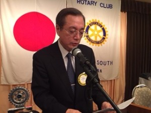 大渕例会運営委員長が、本日のゲスト、飯田水道局長を紹介